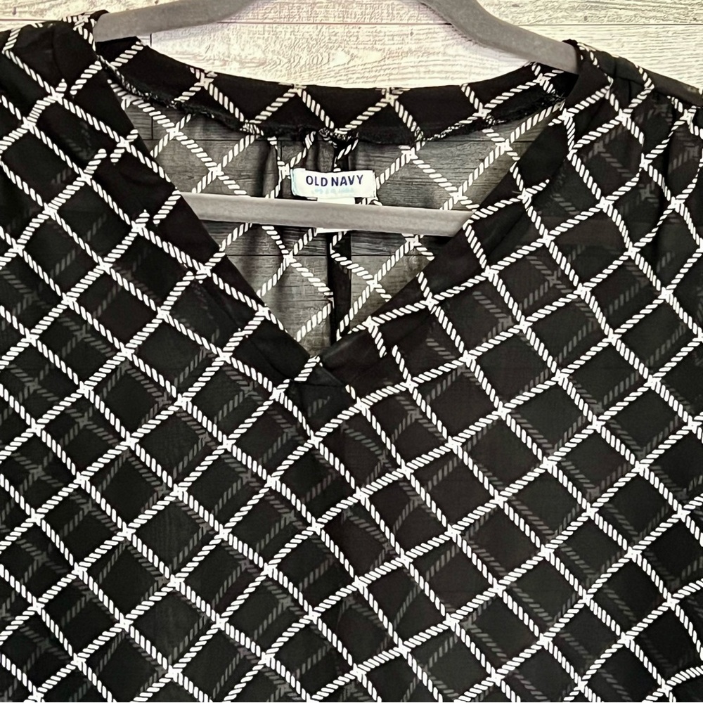 Old‎ Navy Black/ White  Blouse Size-Large Sheer, Lightweight Versatile Wear - Picture 2 of 8